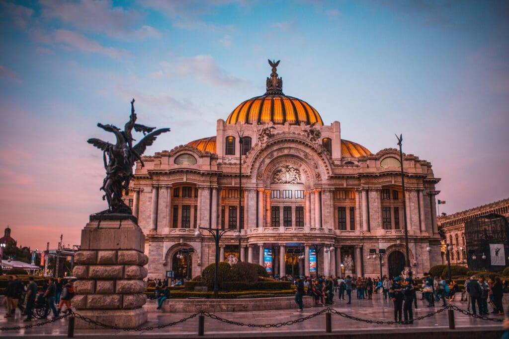Pexels-Photo-604661-604661 Coucher de soleil vibrant sur le Palacio de Bellas Artes à Mexico, animé par les touristes.