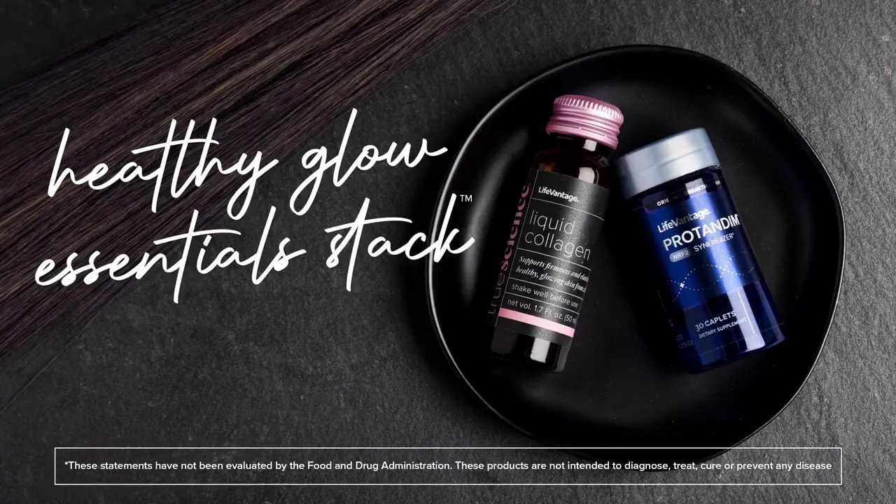 Top-down productopname van flesjes LifeVantage Liquid Collagen en Protandim NRF2 Synergizer op een zwart bord met de tekst 'healthy glow essentials stack'.