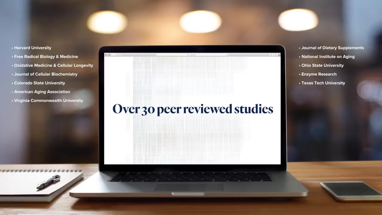 Laptop op een bureau met een scherm met de tekst 'Over 30 peer reviewed studies' en een onscherpe achtergrond, met links en rechts lijsten met onderzoeksbronnen.