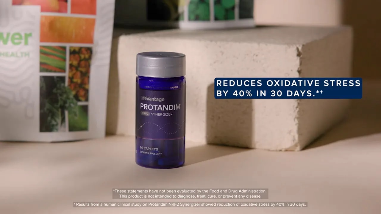 Flesje LifeVantage Protandim NRF2 Synergizer op tafel met de tekst 'Vermindert oxidatieve stress met 40% in 30 dagen'.'