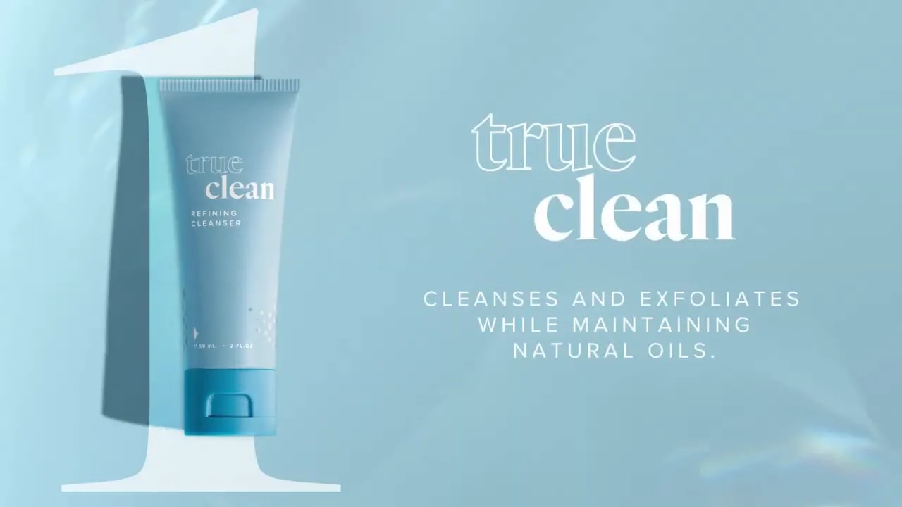 Tube de nettoyant affinant True Clean sur fond bleu clair avec le slogan du produit.