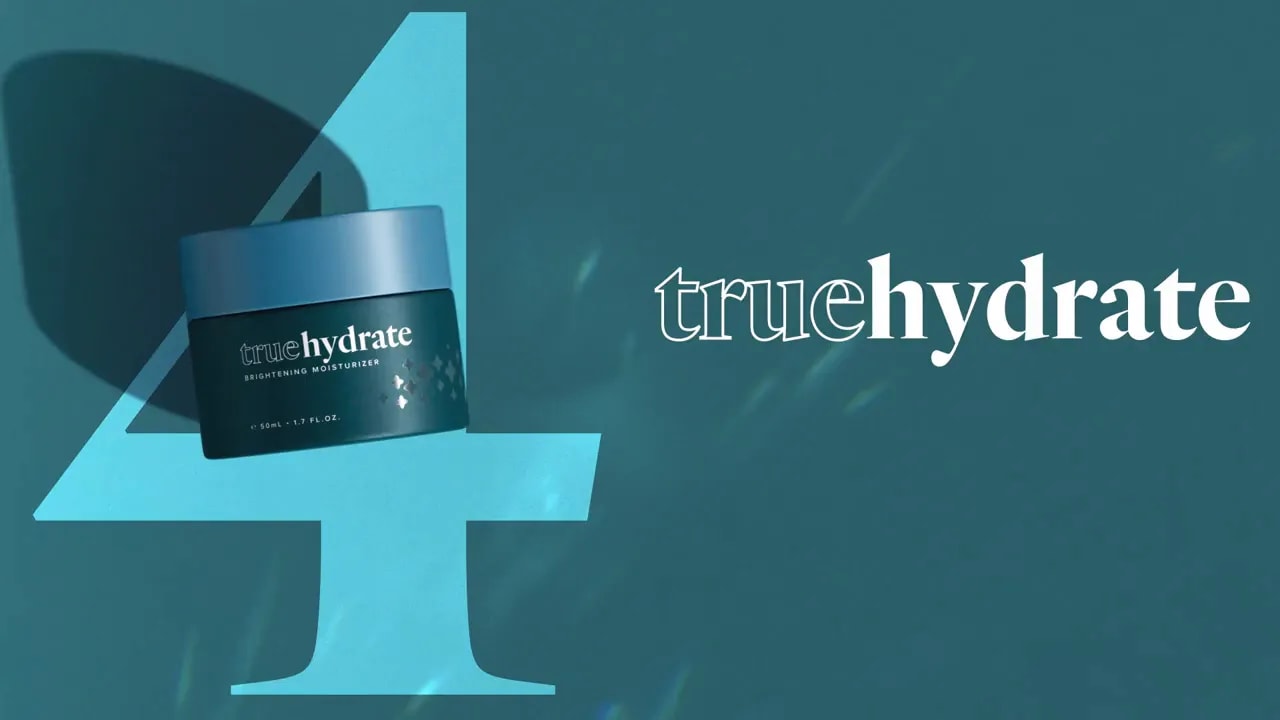 Pot de crème hydratante éclaircissante True Hydrate avec un grand chiffre quatre sur fond sarcelle