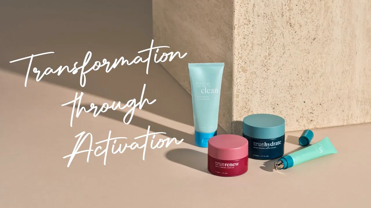 Gamme de produits TrueScience (tube True Clean, pot True Renew, pot True Hydrate et tube True Lift) sur un fond neutre avec les mots 'Transformation through Activation'.