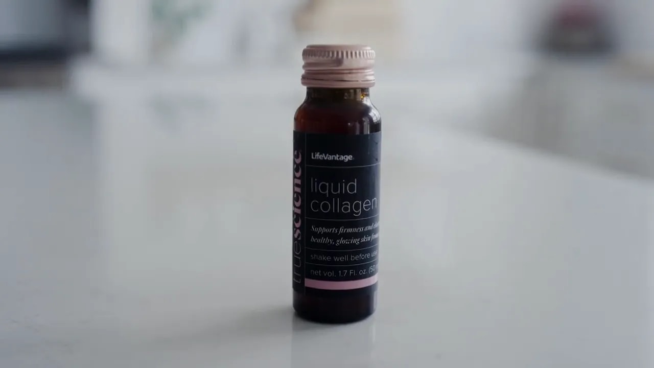 Active el colágeno de la piel con el colágeno líquido Truescience 1 LifeVantage TrueScience Botella de colágeno líquido sobre una encimera blanca