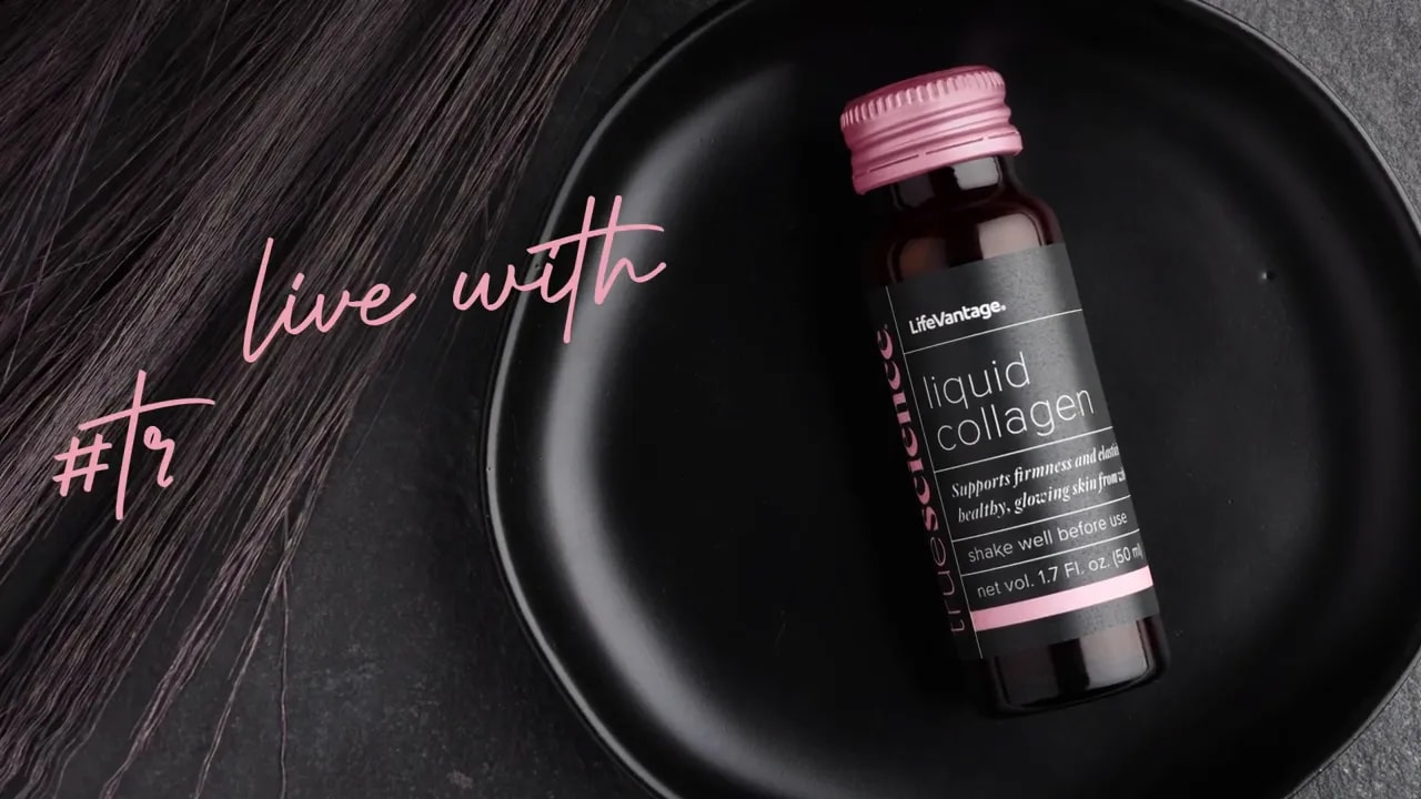 Active el colágeno de la piel con el colágeno líquido Truescience 5 LifeVantage TrueScience Frasco de Colágeno Líquido sobre un plato negro con mechones de pelo al lado, toma del producto mostrando la etiqueta y el tapón rosa.