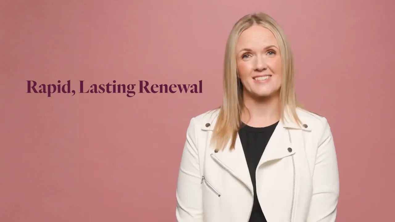 Skärmdump av programledaren med texten “Snabb, varaktig förnyelse” i ett videosegment från TrueRenew