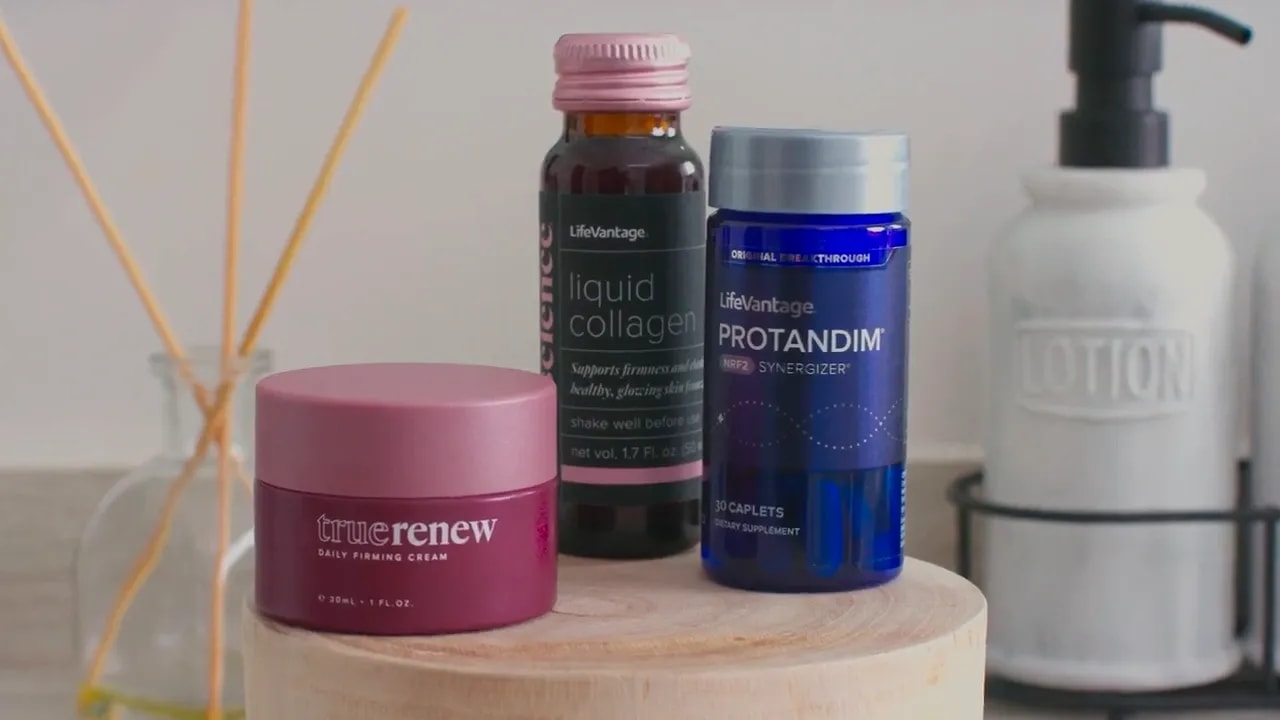 TrueRenew-kräm och tillhörande kosttillskott utställda på ett bord